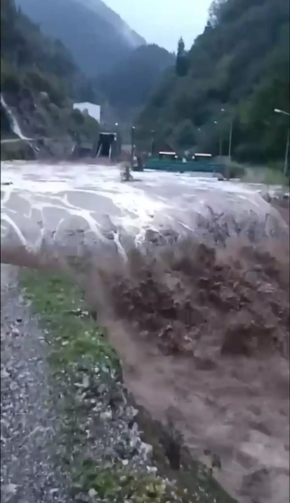 Borçka’da Sel Felaketi: Yollar ve Köprüler Zarar Gördü