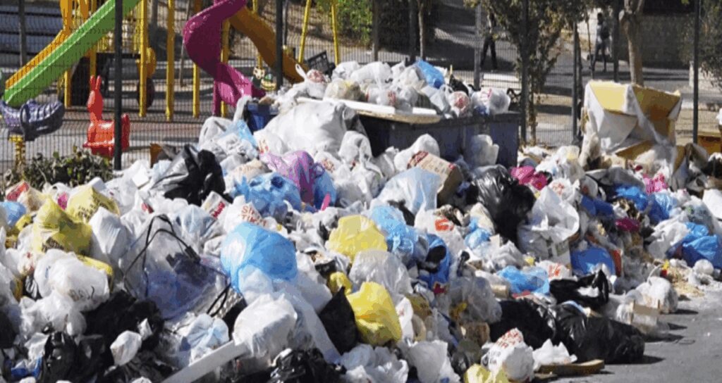 izmirin buca ilcesinde toplanmayan coplere tepki sE2KAXPs