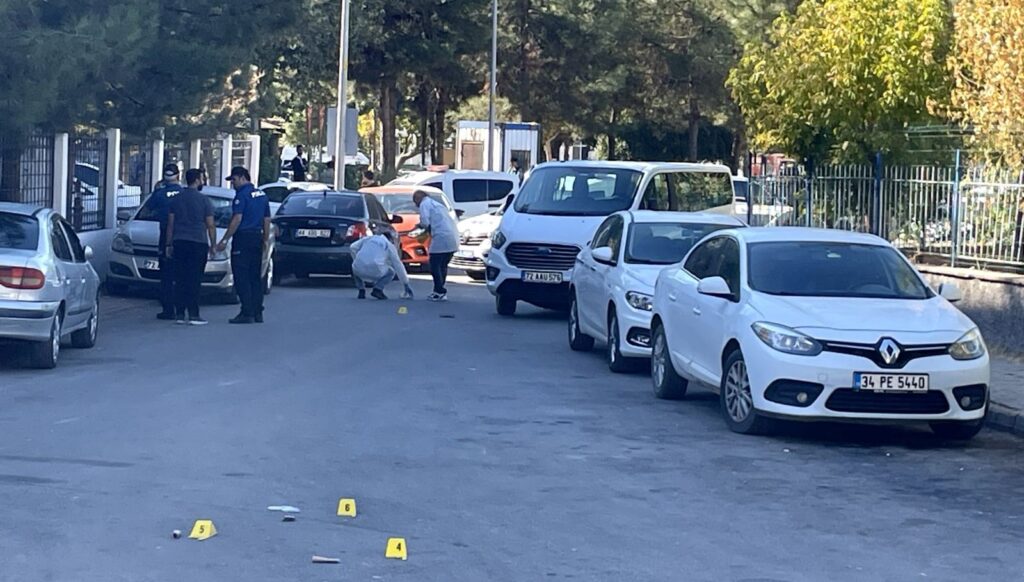 lise onunde silahli kavga kursunlar araclara isabet etti Ca5TzJJ6