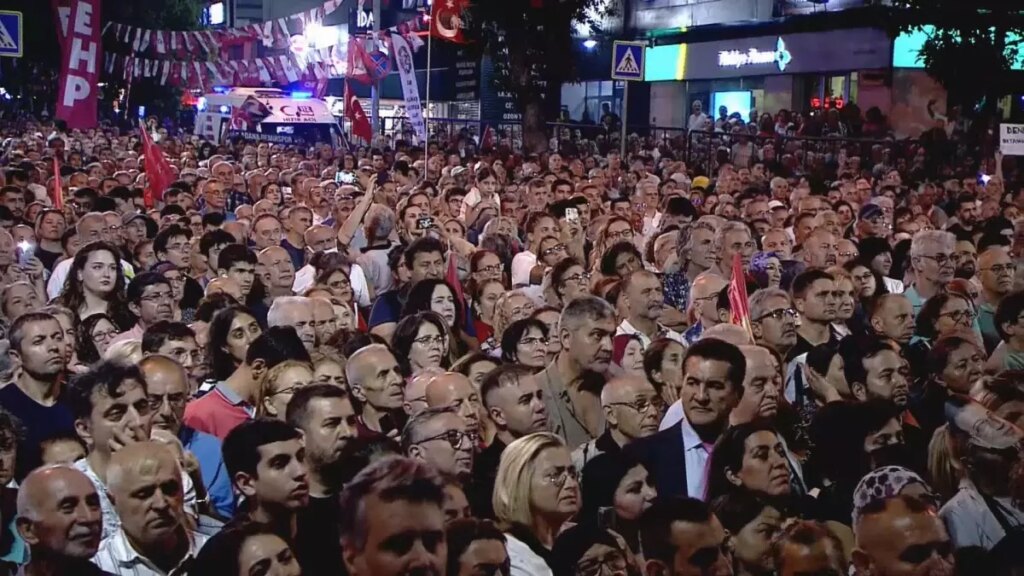 ozgur ozelden ak partiye sert elestiriler 6CUqF5Un