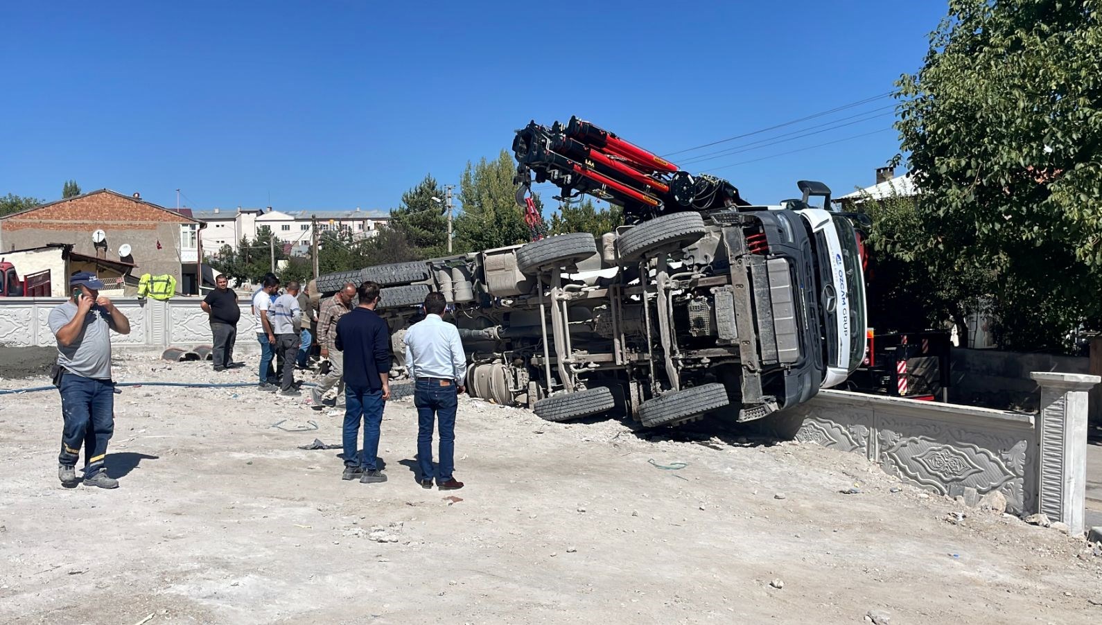 sivasta beton mikseri devrildi surucusu yaralandi Uxj9ag8B