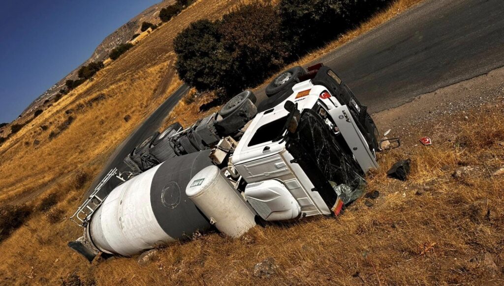 Tunceli’de beton mikseri ve TIR devrildi
