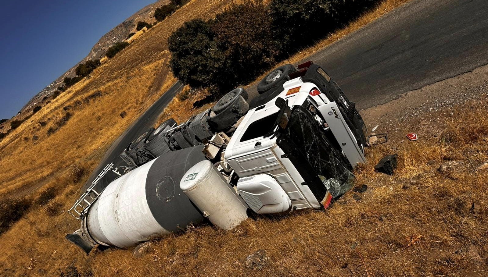 tuncelide beton mikseri ve tir devrildi yuEugv35