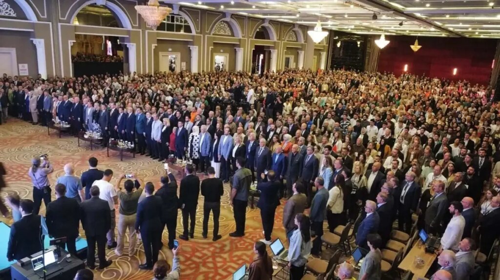 bakan isikhan izmir cop daglarindan ve kokudan gecilmiyor VIGyhytw