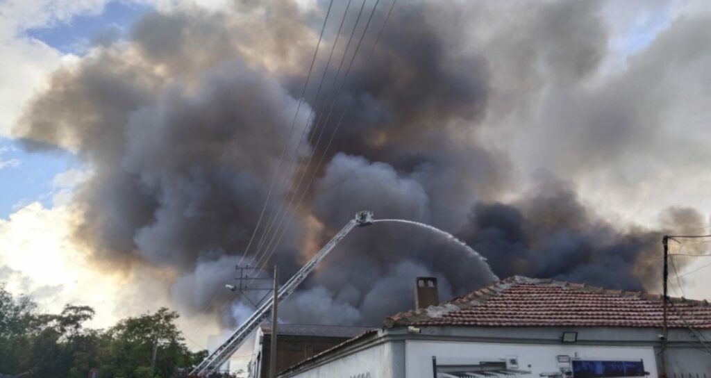 izmirde depo yangini mudahale suruyor CTUQhGMZ