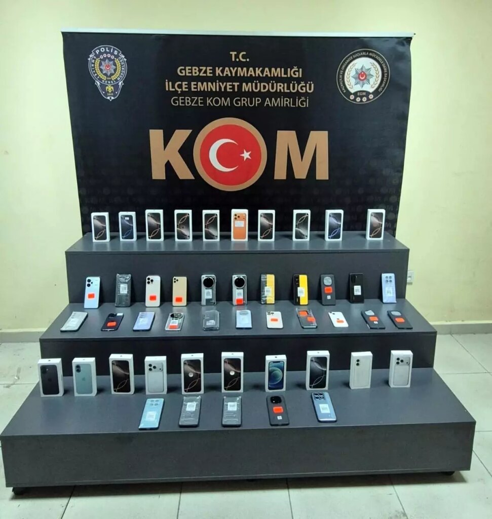 kocaelide kacak cep telefonu operasyonu 47 adet gumruk kacagi telefon ele gecirildi m77jq3sj
