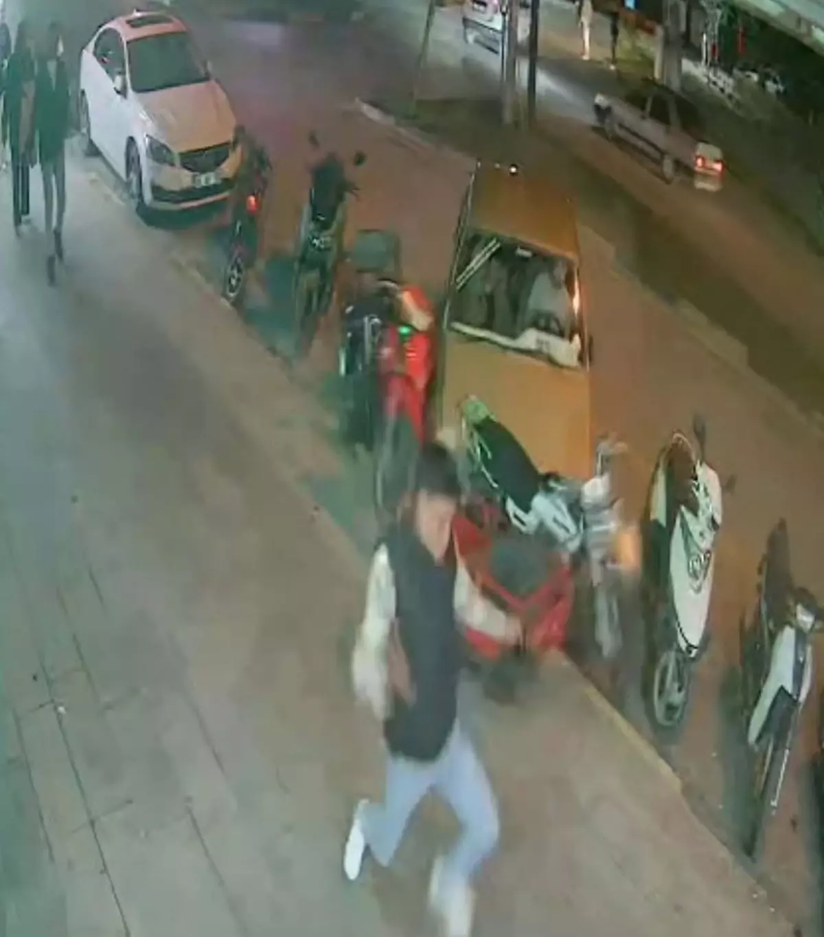 manisada otomobil motosikletlere carpip kacmaya calisti 6IC1KPqx.jpg