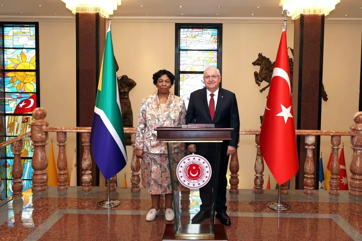 milli savunma bakani yasar guler guney afrikali mevkidasi ile bir araya geldi aXqPqKYk.jpg