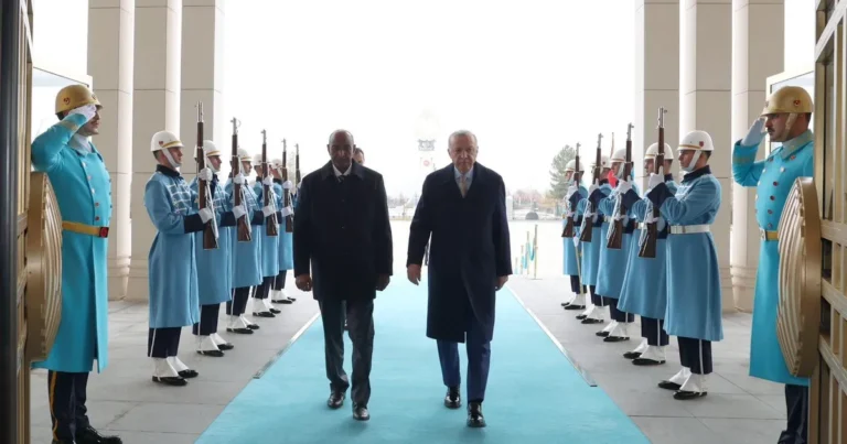 cumhurbaskani-erdogan-sudan-liderini-agirladi-pV4S3ihp.webp