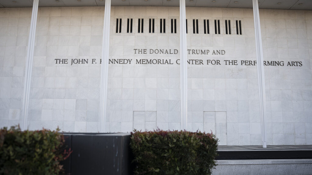 Washington’daki Kennedy Center’in adına “Trump” eklendi