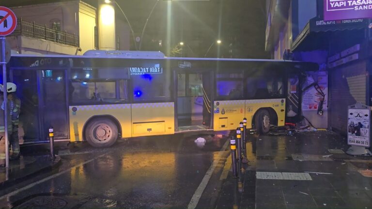 kartalda-iett-otobusu-binaya-carpti-6-yolcu-yaralandi-L2bJxgvF.jpg