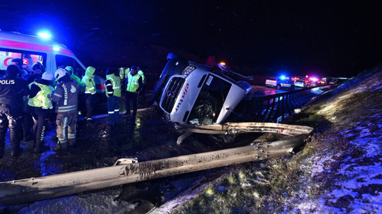 kuzey-cevre-otoyolunda-servis-minibusu-devrildi-11-yarali-ekonomim-Jgy3xA8X.jpg