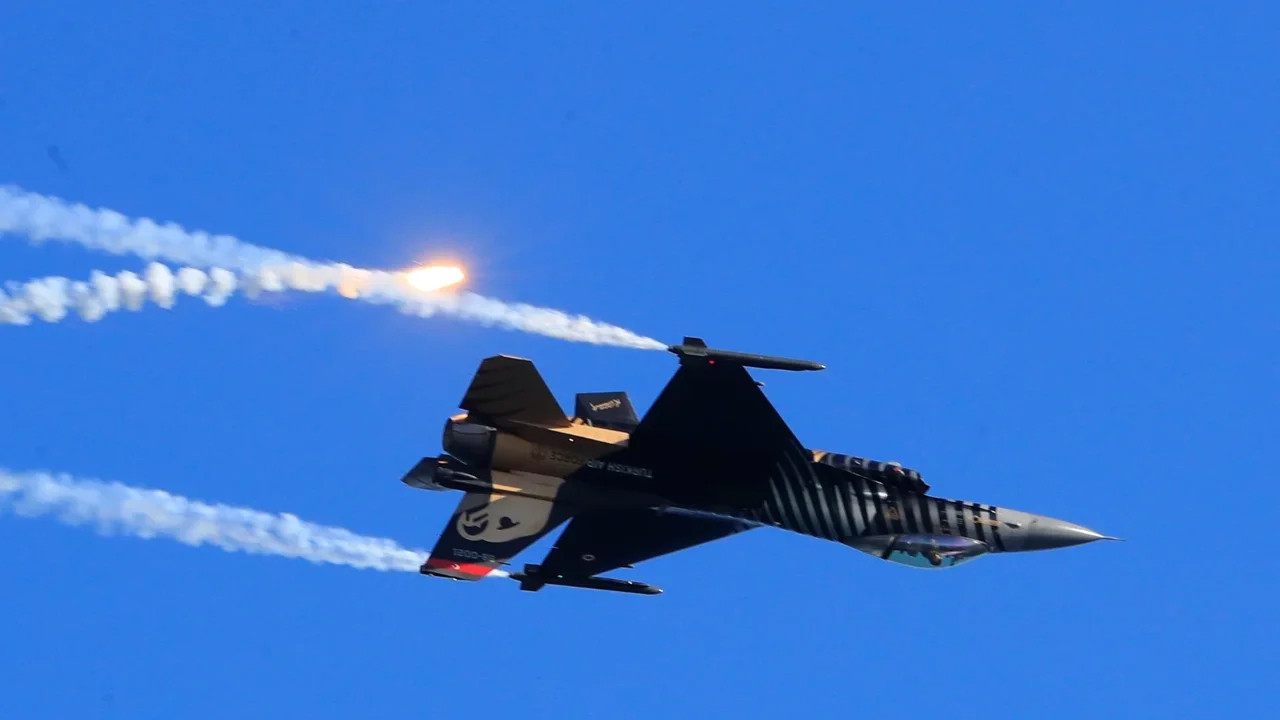 Antalya Göklerinde Unutulmaz Bir Gösteri: SOLOTÜRK’ten 23 Nisan Öncesi Büyüleyici Uçuş