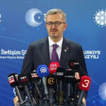 Iletisim baskani duran 2 iletisim surasina iliskin konustu Q8Cgpac8